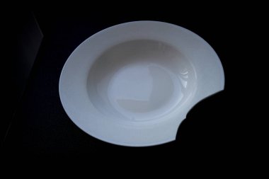 Siyah arka planda beyaz porselen kase. Yukarıdan görüntüle.