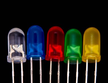 çok farklı renkte elektronik tornavida siyah bir arkaplanda izole edilmiş..