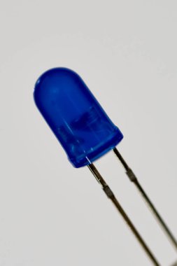 beyaz zemin üzerinde mavi tornavida