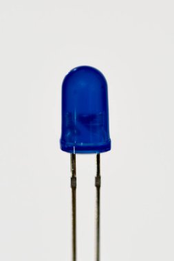 Kırmızı LED diyotu siyah arkaplanda izole edildi. Yakın plan..