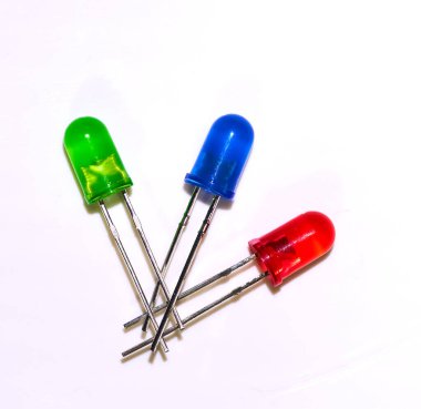 Kırmızı LED diyotu siyah arkaplanda izole edildi. Yakın plan..