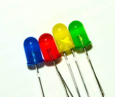 Kırmızı LED diyotu siyah arkaplanda izole edildi. Yakın plan..