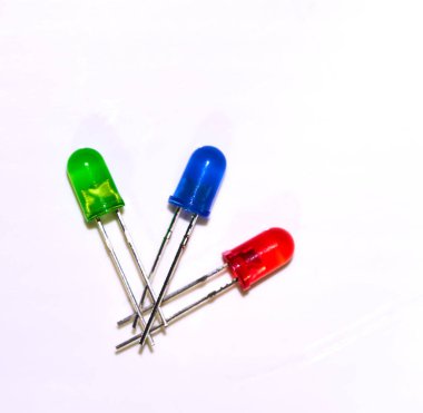 Kırmızı LED diyotu siyah arkaplanda izole edildi. Yakın plan..