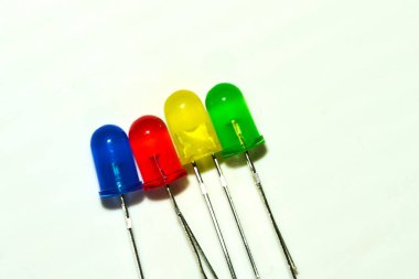 Kırmızı LED diyotu siyah arkaplanda izole edildi. Yakın plan..