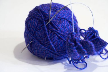 Mavi yün ipliğin yakın plan çekimi.