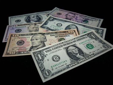 Siyah arka planda dolar banknotları. Amerikan doları..