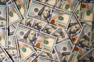 Arka plan olarak Amerikan doları banknotları, üst görünüm