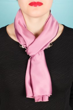 İpek eşarp. Boynundaki beyaz arka plan üzerinde izole pembe İpek eşarp. 