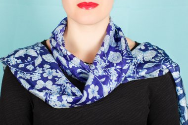 İpek eşarp. Boynundaki beyaz arka plan üzerinde izole mavi İpek eşarp. 