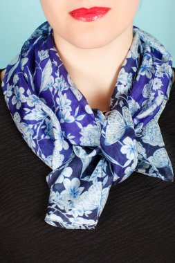 İpek eşarp. Boynundaki beyaz arka plan üzerinde izole mavi İpek eşarp. 