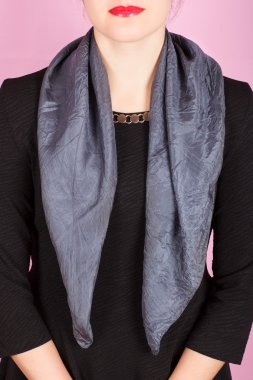İpek eşarp. Boynundaki beyaz arka plan üzerinde izole gri İpek eşarp. 