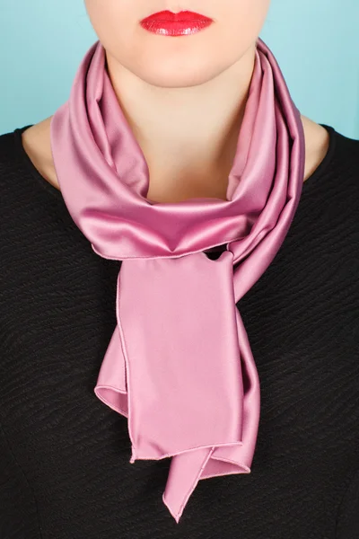 真丝围巾。在白色背景上孤立她脖子上的粉红色丝绸围巾. — 图库照片