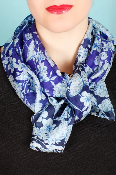 İpek eşarp. Boynundaki beyaz arka plan üzerinde izole mavi İpek eşarp. 