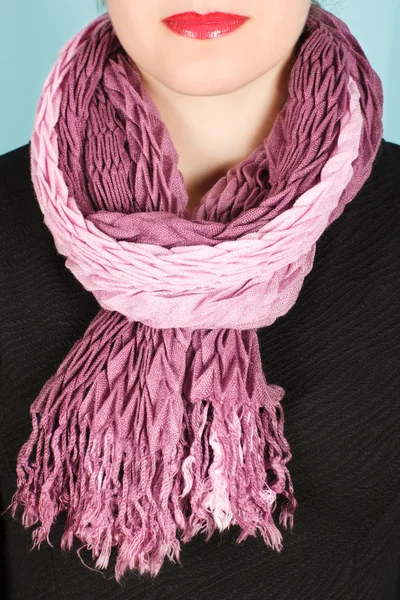 Sciarpa di seta. Sciarpa di seta rosa intorno al collo isolata su sfondo bianco . — Foto Stock