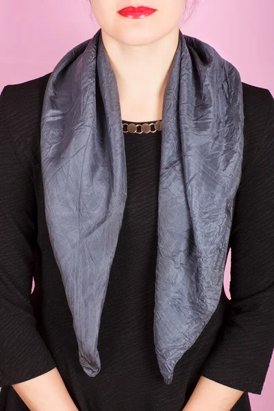 İpek eşarp. Boynundaki beyaz arka plan üzerinde izole gri İpek eşarp. 