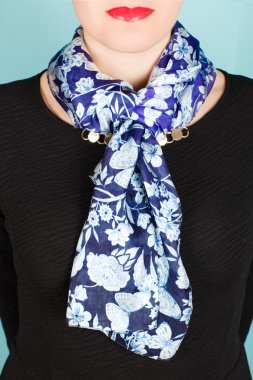İpek eşarp. Boynundaki üzerinde mavi arka plan izole mavi İpek eşarp. 