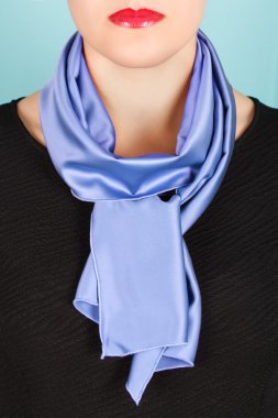 İpek eşarp. Boynundaki üzerinde mavi arka plan izole mavi İpek eşarp. 