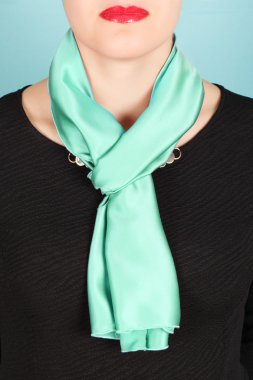 İpek eşarp. Üzerinde mavi arka plan izole boynundaki yeşil İpek eşarp. 