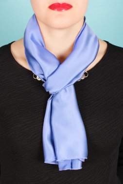 İpek eşarp. Boynundaki üzerinde mavi arka plan izole mavi İpek eşarp. 