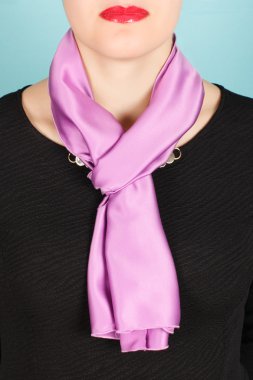 İpek eşarp. Boynundaki üzerinde mavi arka plan izole leylak İpek eşarp. 