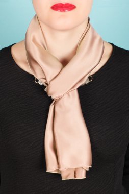 İpek eşarp. Boynundaki üzerinde mavi arka plan izole bej İpek eşarp. 