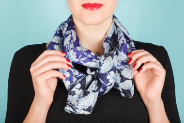 İpek eşarp. Boynundaki üzerinde mavi arka plan izole mavi İpek eşarp. 