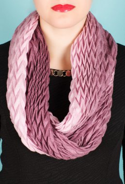 İpek eşarp. Boynundaki üzerinde mavi arka plan izole pembe İpek eşarp. 