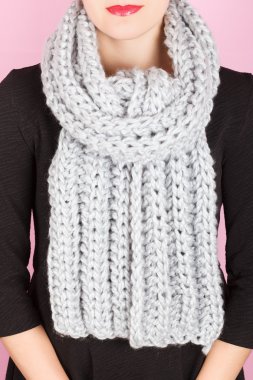 İpek eşarp. Boynundaki pembe arka plan izole gri İpek eşarp. 