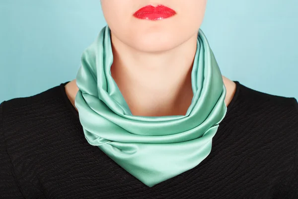 Sidenscarf. Grön silk scarf runt halsen isolerad på blå bakgrund. — Stockfoto