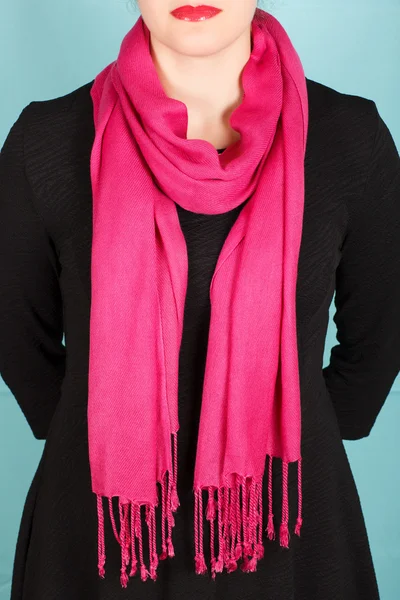 Lenço de seda. Cachecol de seda rosa em torno de seu pescoço isolado no fundo azul . — Fotografia de Stock