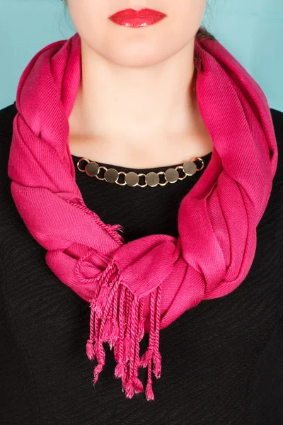 真丝围巾。在蓝色背景上孤立她脖子上的粉红色丝绸围巾. — 图库照片