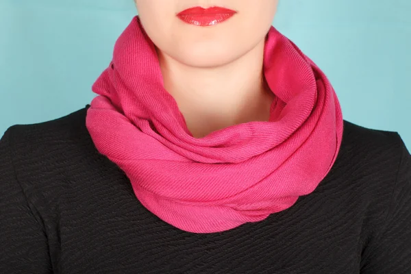 Sciarpa di seta. Sciarpa di seta rosa intorno al collo isolata su sfondo blu . — Foto Stock