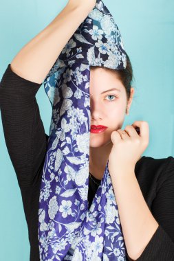 İpek eşarp. Boynundaki beyaz arka plan üzerinde izole mavi eşarp.