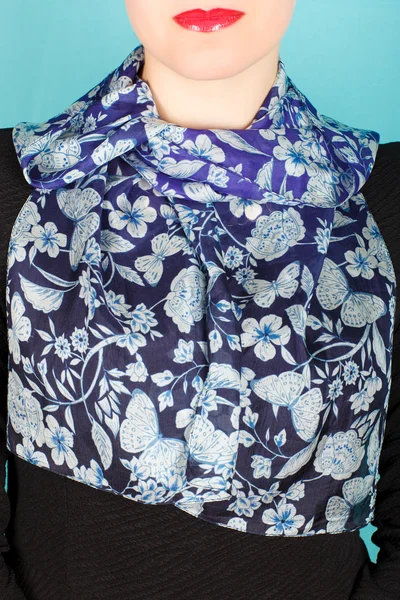 絹のスカーフ。白い背景に分離された彼女の首に青いスカーフ. — ストック写真