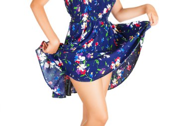 Güzel model bacakları güzel mini etek ile kaplı.