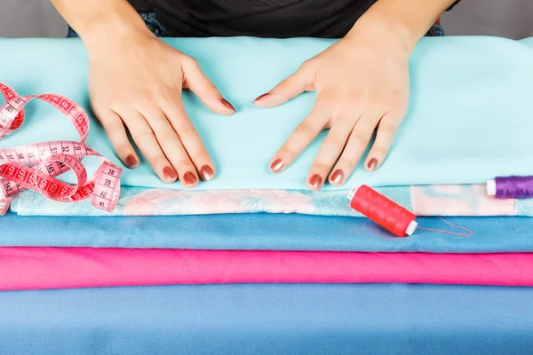 Hands of a seamstress at work. — Stock Photo, Image