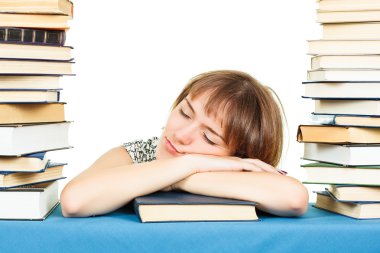 Beyaz arka plan üzerinde izole kitap olan kız. kitaplıkta