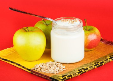 Yoğurtlu kırmızı zemin üzerine izole kavanoz