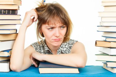 Beyaz arka plan üzerinde izole kitap olan kız. kitaplıkta