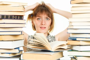 Beyaz arka plan üzerinde izole kitap olan kız. kitaplıkta