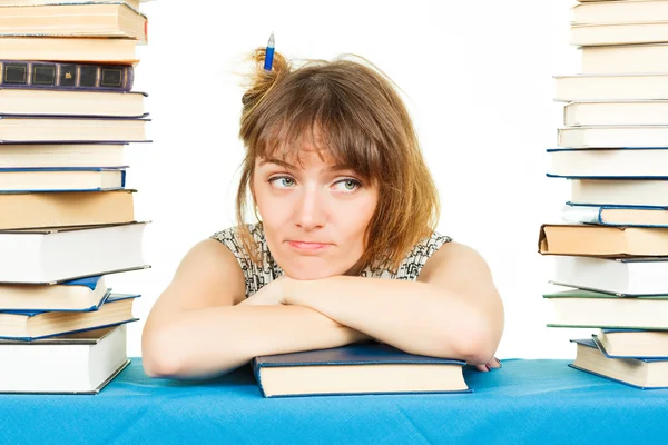 Beyaz arka plan üzerinde izole kitap olan kız. kitaplıkta