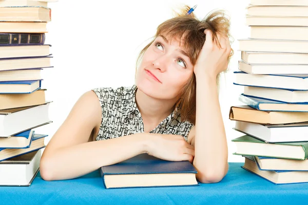 Beyaz arka plan üzerinde izole kitap olan kız. kitaplıkta