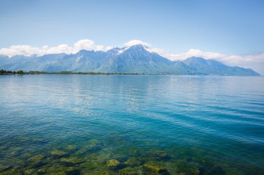 Manzara. Güneşli gün, Lakeside ve karlı dağlar