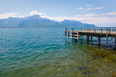 Manzara. Güneşli gün, Lakeside ve karlı dağlar
