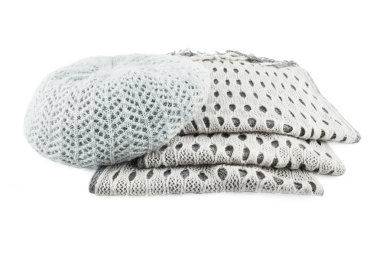 Yün, İpek eşarp ve beyaz arka plan üzerinde izole kap