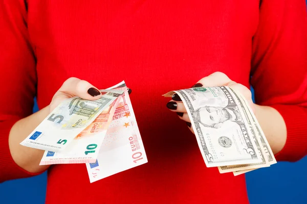 Ευρώ και Δολάριο στα χέρια ενός κοριτσιού — Φωτογραφία Αρχείου