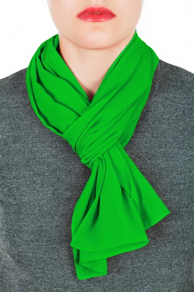 絹のスカーフ。白い背景に分離された彼女の首に緑のシルク スカーフ. — ストック写真