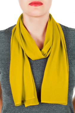 İpek eşarp. Boynundaki beyaz arka plan üzerinde izole sarı İpek eşarp.