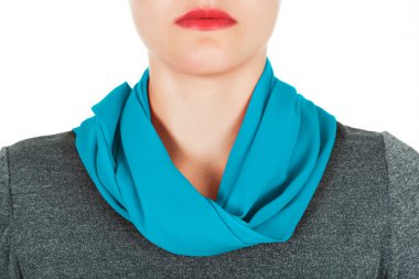 İpek eşarp. Boynundaki beyaz arka plan üzerinde izole mavi İpek eşarp.