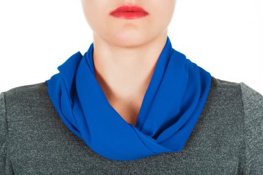İpek eşarp. Boynundaki beyaz arka plan üzerinde izole mavi İpek eşarp.
